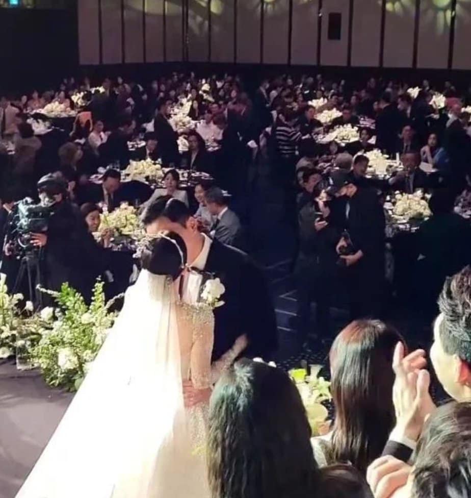 Toàn cảnh đám cưới 2 tỷ của Lee Seung Gi: Cô dâu chú rể trao nụ hôn, khách mời như lễ trao giải, tiết mục rộn ràng tựa concert - Ảnh 20.