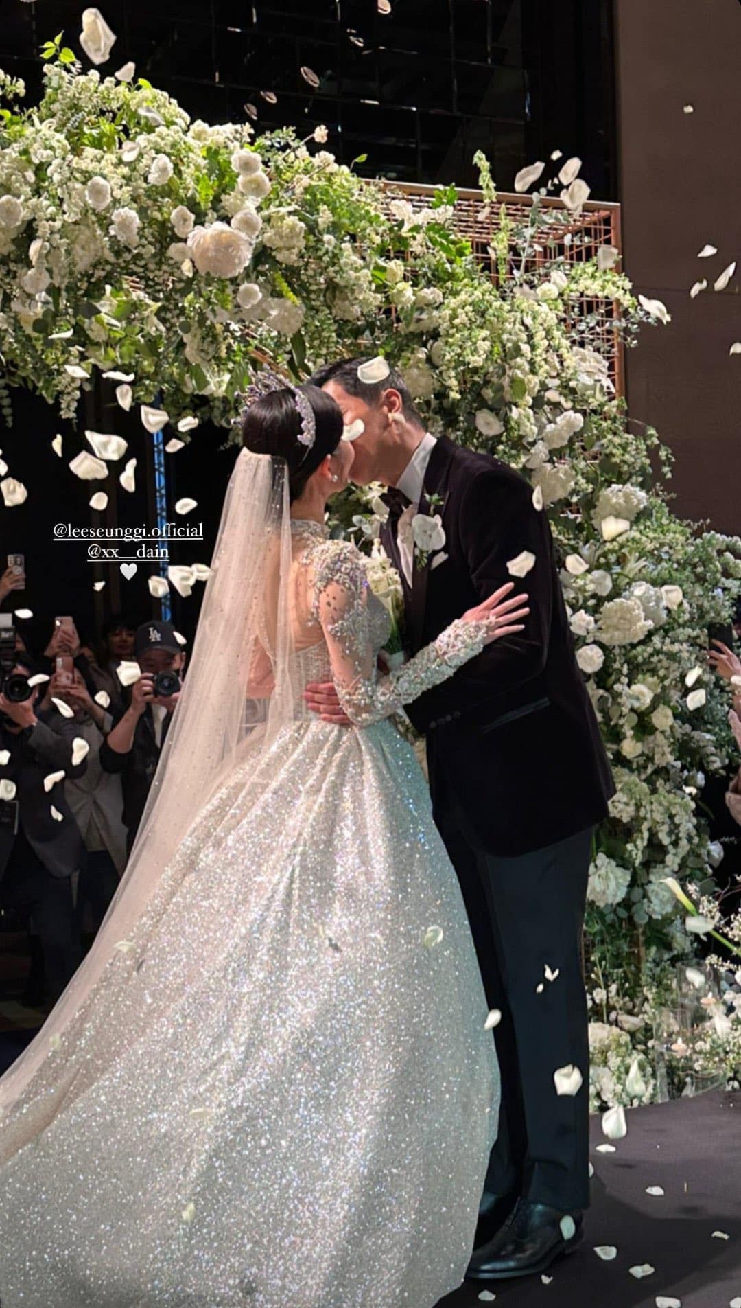 Toàn cảnh đám cưới 2 tỷ của Lee Seung Gi: Cô dâu chú rể trao nụ hôn, khách mời như lễ trao giải, tiết mục rộn ràng tựa concert - Ảnh 18.