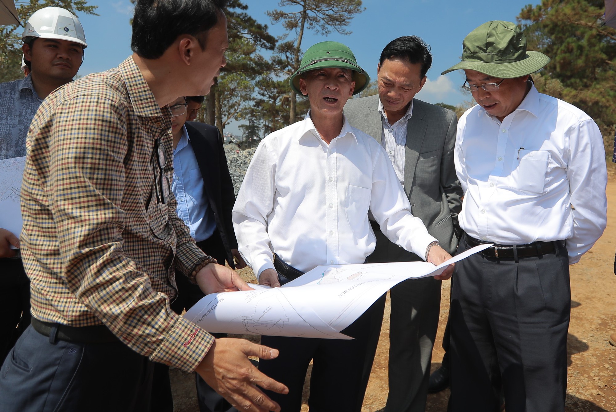Chủ tịch Lâm Đồng đôn đốc dự án 1.100 tỉ hồi sinh danh thắng quốc gia hồ Than Thở - Ảnh 1.