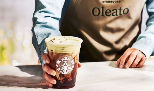 Starbucks gặp rắc rối lớn: Khách hàng tố sản phẩm tâm huyết 'cà phê dầu ô liu' khiến họ buồn nôn, đi ngoài - Ảnh 1.