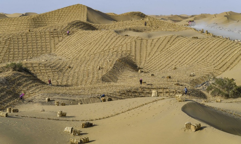 Thiếu điện nước, địa hình khắc nghiệt cùng cực: Trung Quốc xây cả nghìn km đường cao tốc xuyên Sa mạc Tử thần như thế nào? - Ảnh 9.