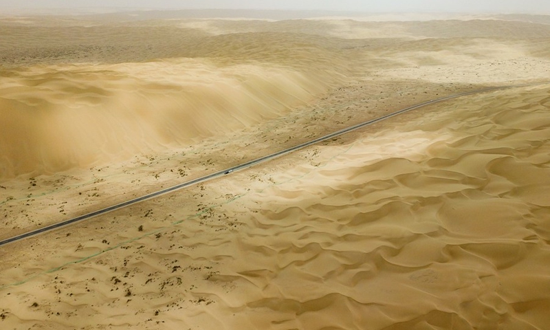 Thiếu điện nước, địa hình khắc nghiệt cùng cực: Trung Quốc xây cả nghìn km đường cao tốc xuyên Sa mạc Tử thần như thế nào? - Ảnh 7.