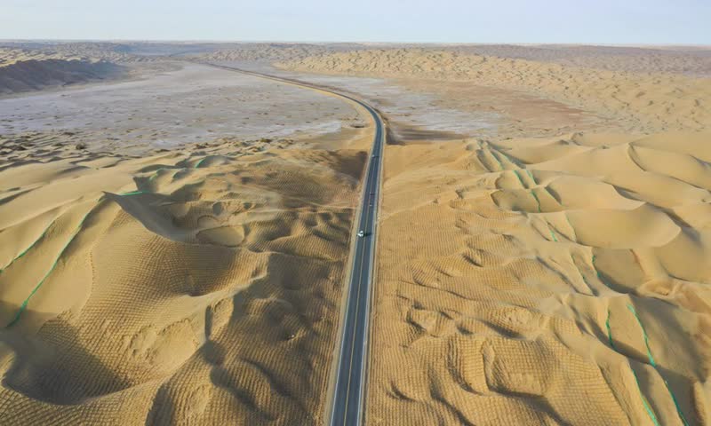 Thiếu điện nước, địa hình khắc nghiệt cùng cực: Trung Quốc xây cả nghìn km đường cao tốc xuyên Sa mạc Tử thần như thế nào? - Ảnh 6.