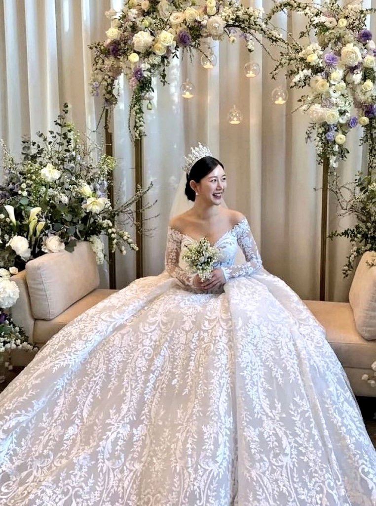 Toàn cảnh đám cưới 2 tỷ của Lee Seung Gi: Cô dâu chú rể trao nụ hôn, khách mời như lễ trao giải, tiết mục rộn ràng tựa concert - Ảnh 17.