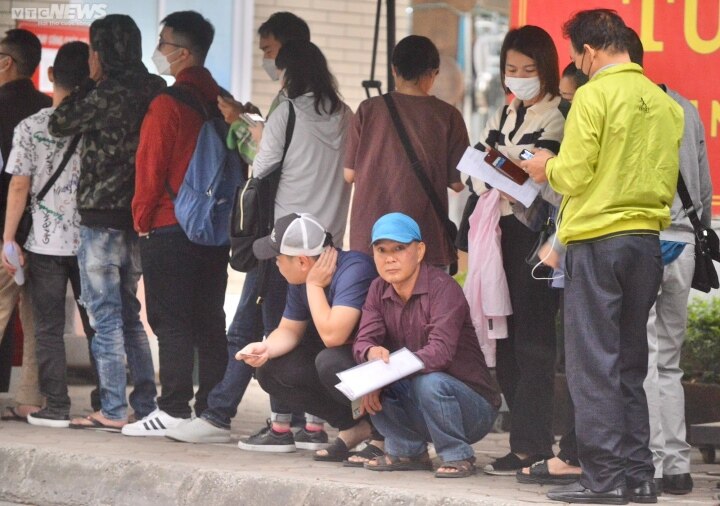 Nườm nượp người dân xếp hàng chờ làm lý lịch tư pháp ở Hà Nội - Ảnh 6.