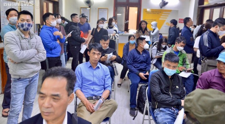 Nườm nượp người dân xếp hàng chờ làm lý lịch tư pháp ở Hà Nội - Ảnh 10.