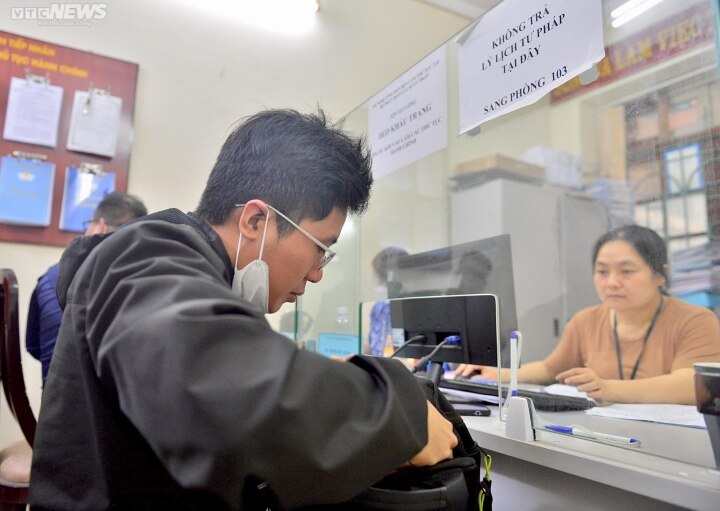 Nườm nượp người dân xếp hàng chờ làm lý lịch tư pháp ở Hà Nội - Ảnh 11.