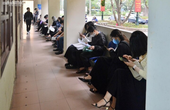 Nườm nượp người dân xếp hàng chờ làm lý lịch tư pháp ở Hà Nội - Ảnh 7.