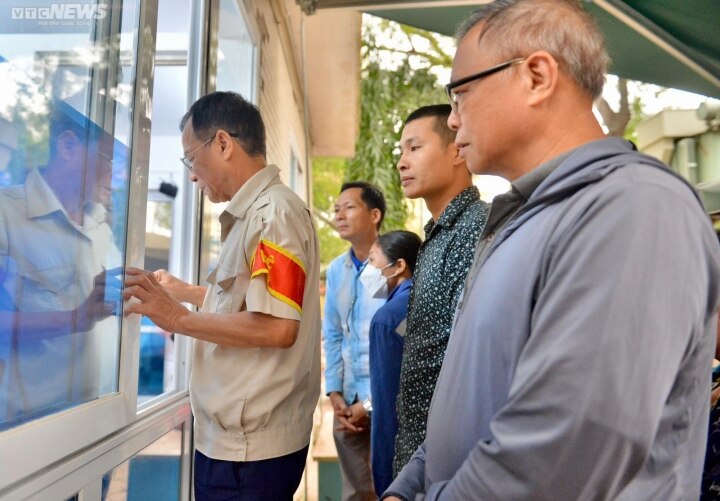 Nườm nượp người dân xếp hàng chờ làm lý lịch tư pháp ở Hà Nội - Ảnh 8.