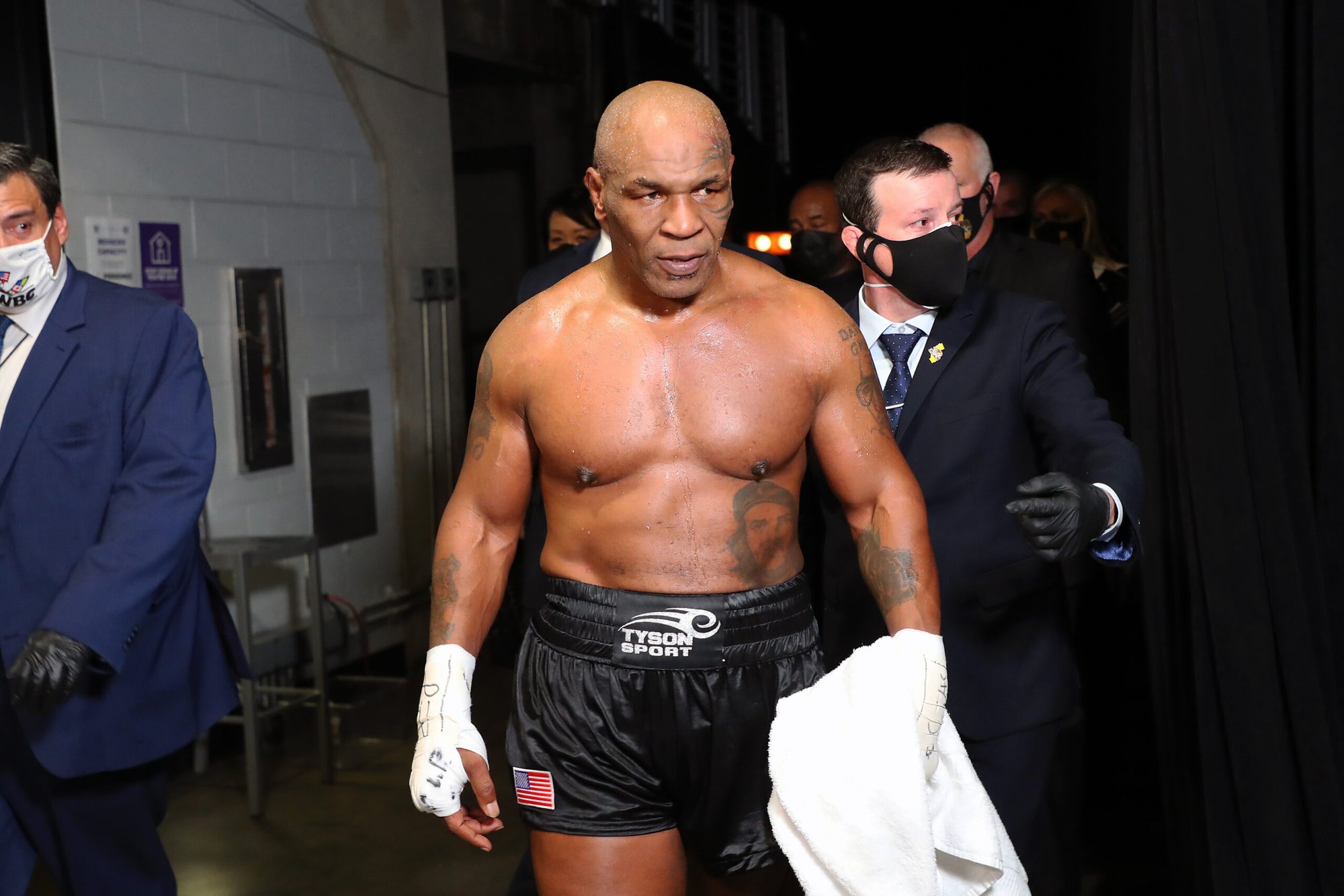 Thói chi tiêu vô tôi vạ khiến Mike Tyson bay sạch 400 triệu USD: Tặng cả siêu xe cho đối thủ từng thắng mình - Ảnh 3. Thói chi tiêu vô tôi vạ khiến Mike Tyson bay sạch 400 triệu USD: Tặng cả siêu xe cho đối thủ từng thắng mình - Ảnh 3.