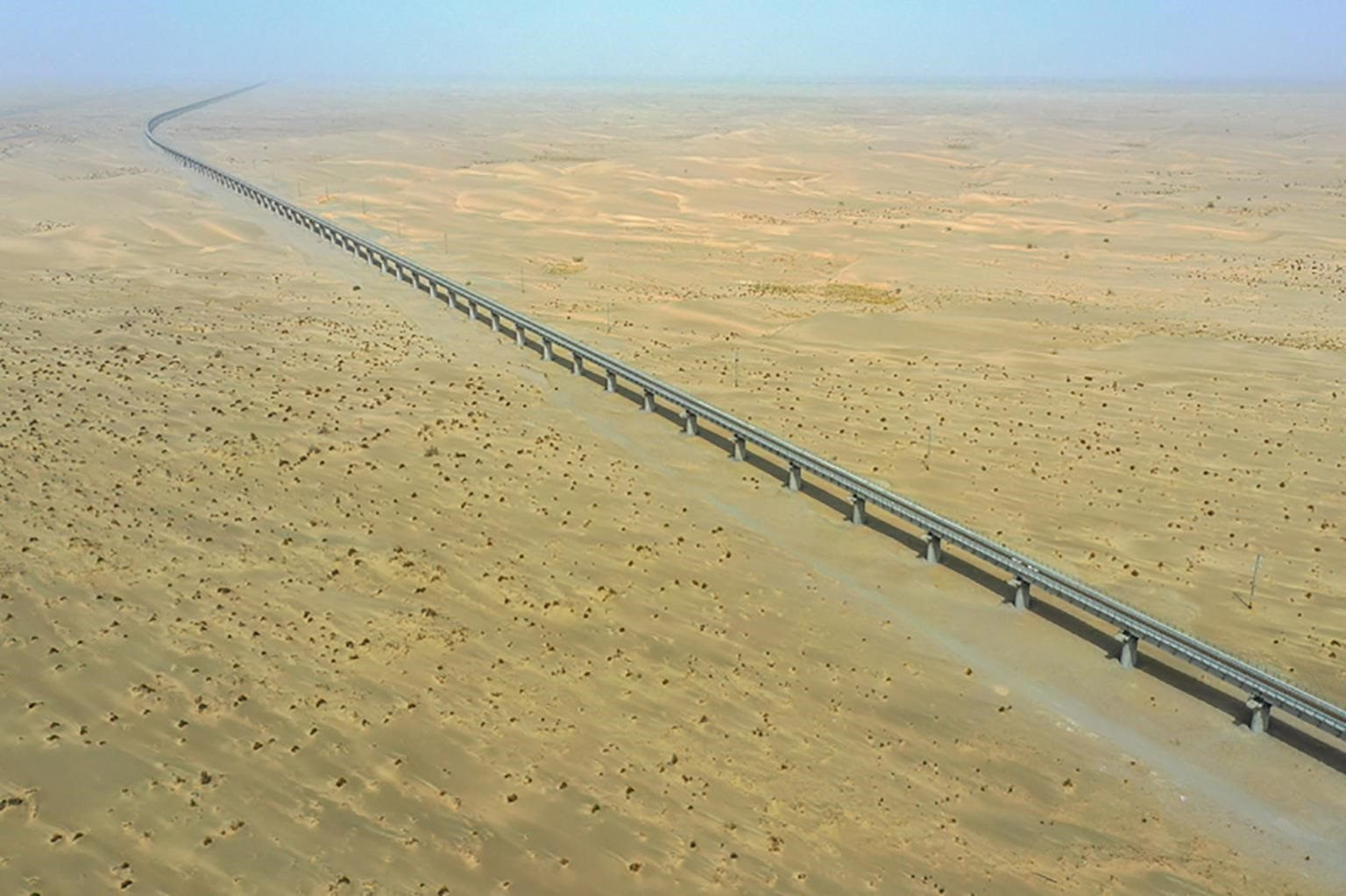Xây đường sắt chạy xuyên sa mạc, Trung Quốc tiếp tục đạt được những thành tựu &quot;khủng&quot; về cơ sở hạ tầng - Ảnh 2.
