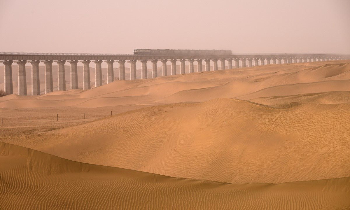Xây đường sắt chạy xuyên sa mạc, Trung Quốc tiếp tục đạt được những thành tựu &quot;khủng&quot; về cơ sở hạ tầng - Ảnh 1.