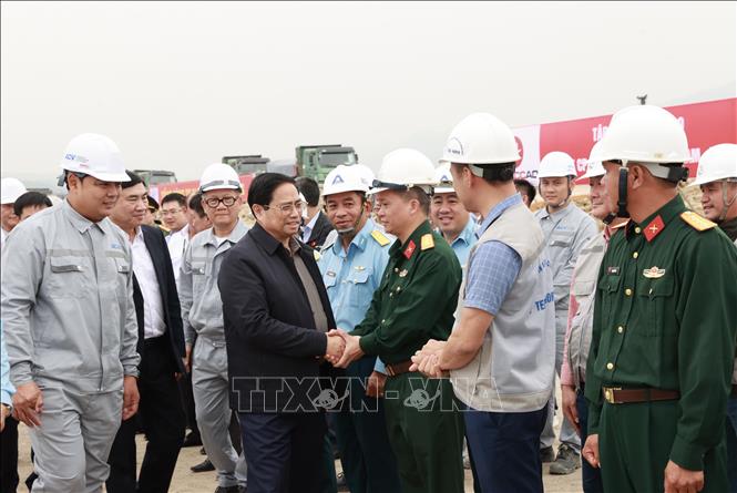 Thủ tướng Phạm Minh Chính kiểm tra dự án trọng điểm tại Điện Biên - Ảnh 2.