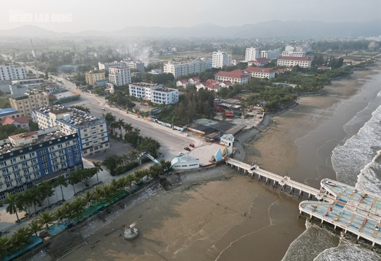 Những con đường cong mềm mại khó coi trên bãi biển nổi tiếng ở Thanh Hóa - Ảnh 1.