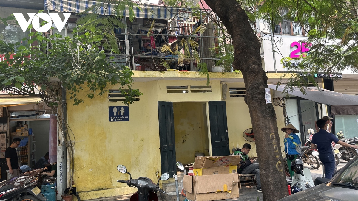 Hình ảnh nhà vệ sinh ở Hà Nội xuống cấp, bị người dân lấn chiếm - Ảnh 14.