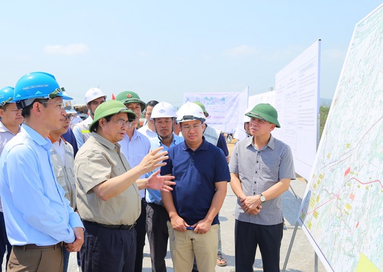 Thủ tướng Phạm Minh Chính kiểm tra tiến độ thi công dự án cao tốc Bắc - Nam - Ảnh 7.