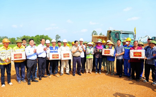 Thủ tướng Phạm Minh Chính kiểm tra tiến độ thi công dự án cao tốc Bắc - Nam - Ảnh 6.