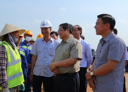 Thủ tướng Phạm Minh Chính kiểm tra tiến độ thi công dự án cao tốc Bắc - Nam - Ảnh 5.
