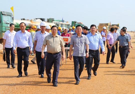Thủ tướng Phạm Minh Chính kiểm tra tiến độ thi công dự án cao tốc Bắc - Nam - Ảnh 4.