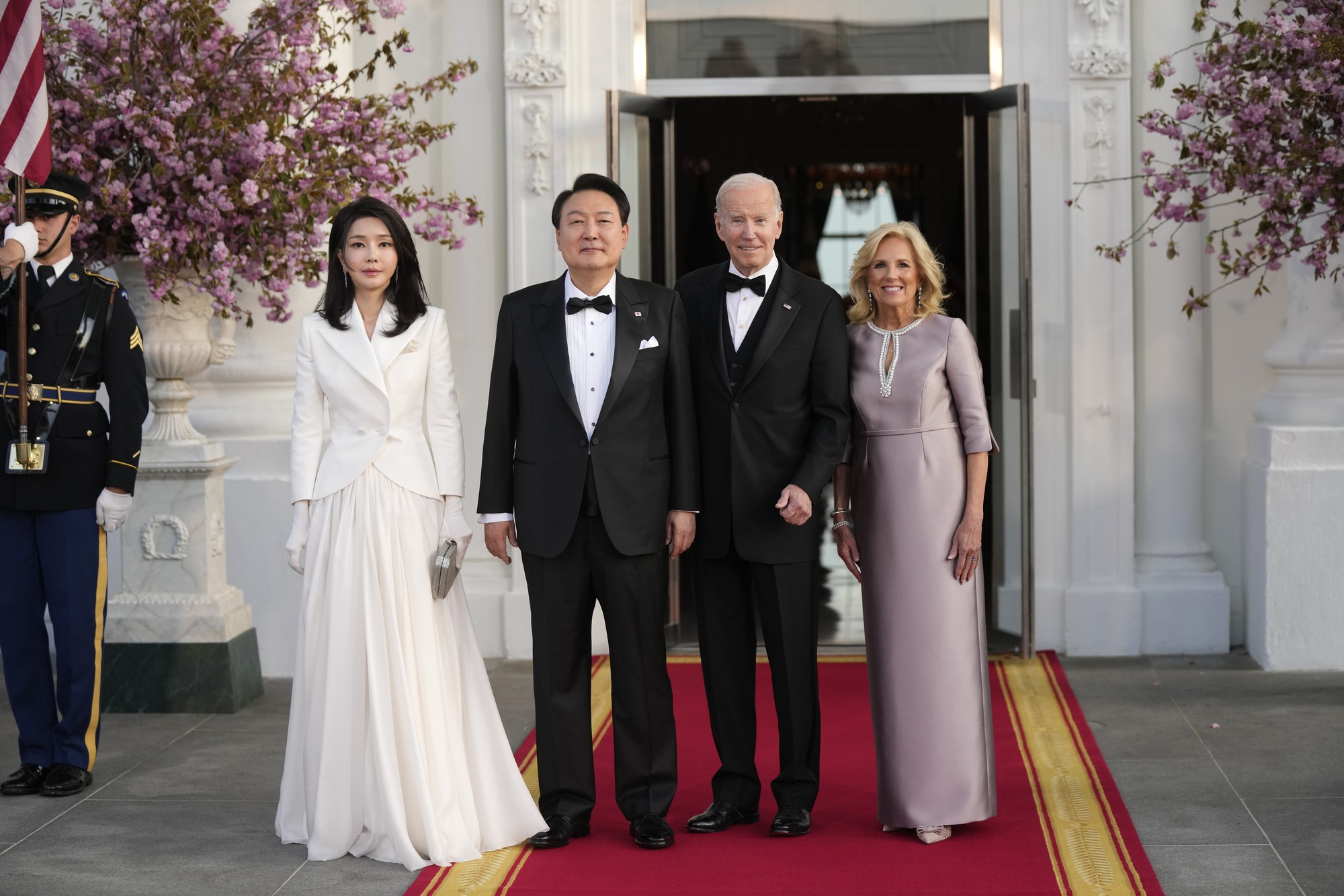 Vợ chồng Tổng thống Hàn Quốc mặn nồng dù đến với nhau ở tuổi xế chiều - Ảnh 1.