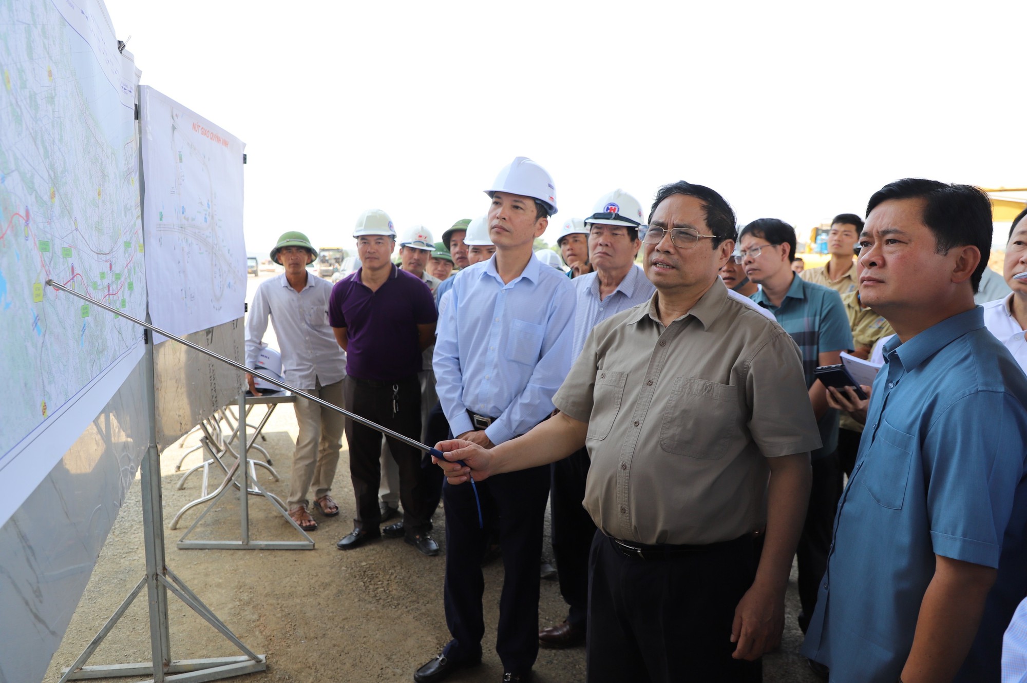 Thủ tướng Phạm Minh Chính kiểm tra tiến độ thi công dự án cao tốc Bắc - Nam - Ảnh 1.