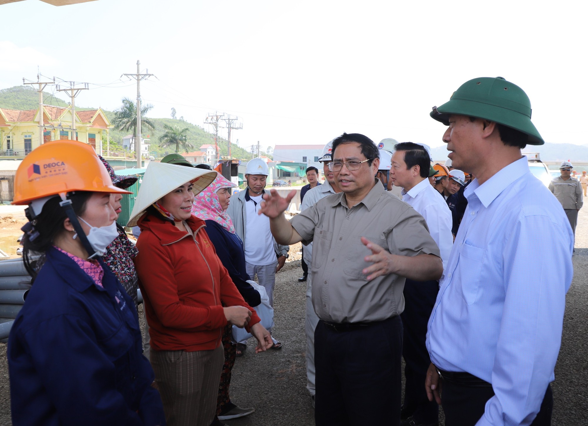 Thủ tướng Phạm Minh Chính kiểm tra tiến độ thi công dự án cao tốc Bắc - Nam - Ảnh 2.