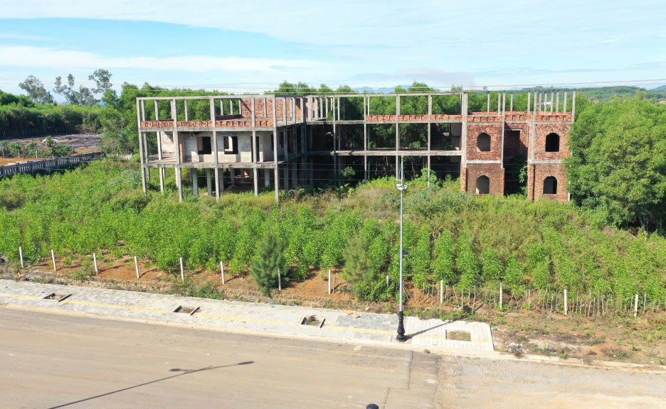 Hàng chục công trình bỏ hoang ở Khu Kinh tế Dung Quất - Ảnh 1.