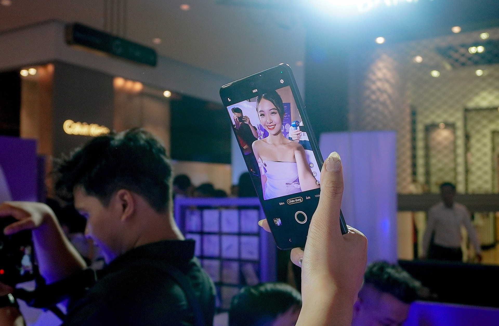 Chi tiết điện thoại chuyên selfie Vivo V27e: Thiết kế mới, có 'vòng sáng' không đụng hàng bất cứ smartphone nào , giá 9 triệu đồng - Ảnh 4.