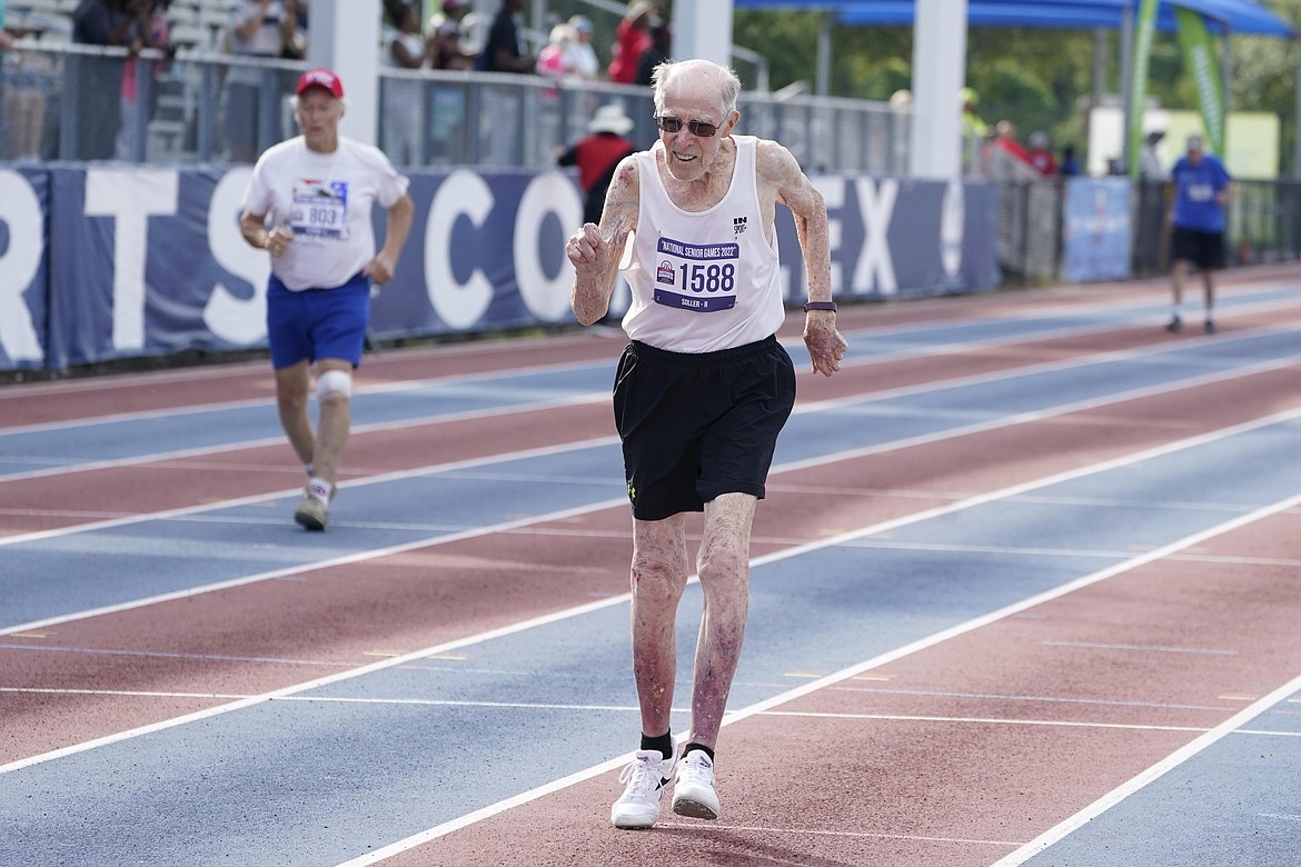 Cụ ông 96 tuổi vẫn tham gia đại hội thể thao, ngày ngày đều làm 3 việc để sống thọ hơn - Ảnh 1.