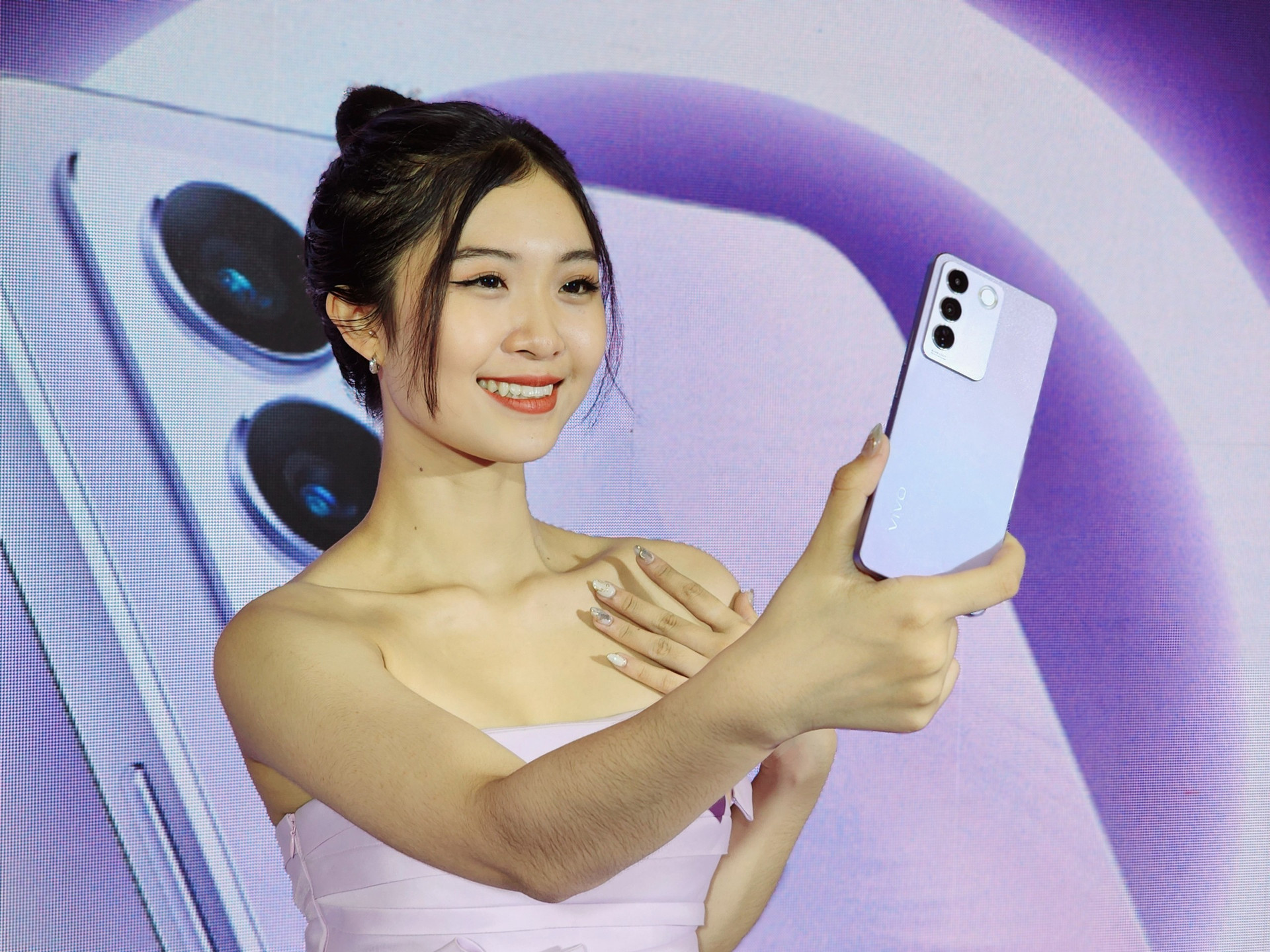 Chi tiết điện thoại chuyên selfie Vivo V27e: Thiết kế mới, có 'vòng sáng' không đụng hàng bất cứ smartphone nào , giá 9 triệu đồng - Ảnh 1.