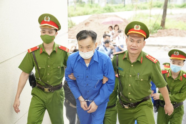 Cựu Chủ tịch tỉnh Bình Thuận bị dẫn giải đến tòa vụ giao đất giá rẻ - Ảnh 1.