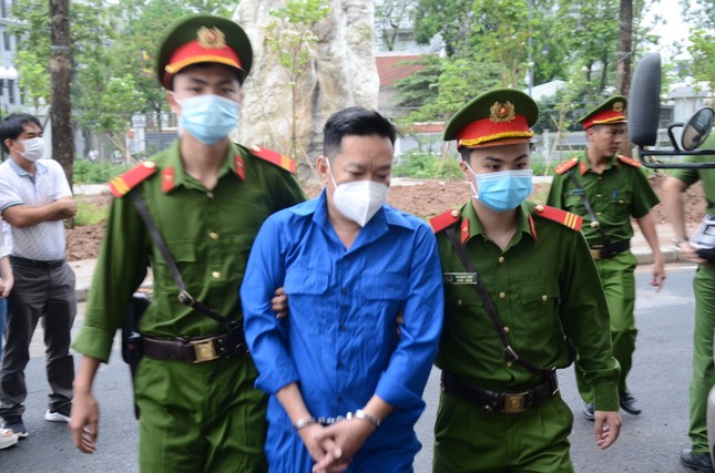 Cựu Chủ tịch tỉnh Bình Thuận bị dẫn giải đến tòa vụ giao đất giá rẻ - Ảnh 2.