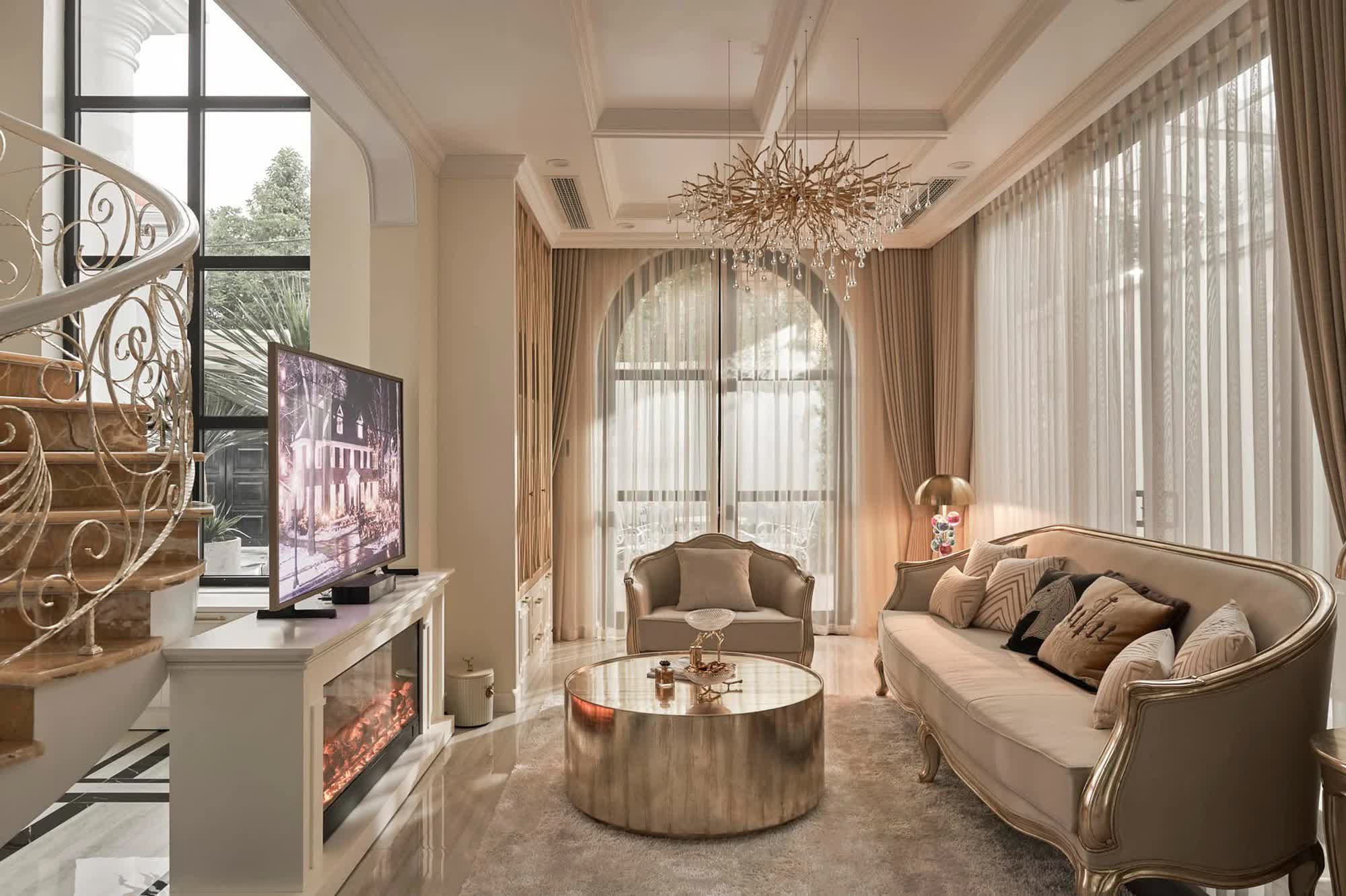 Bên trong biệt thự 589m2 của Lệ Quyên: Đẹp như resort 5 sao, nội thất xa hoa đắt đỏ, riêng gương soi đã 100 triệu đồng - Ảnh 2.