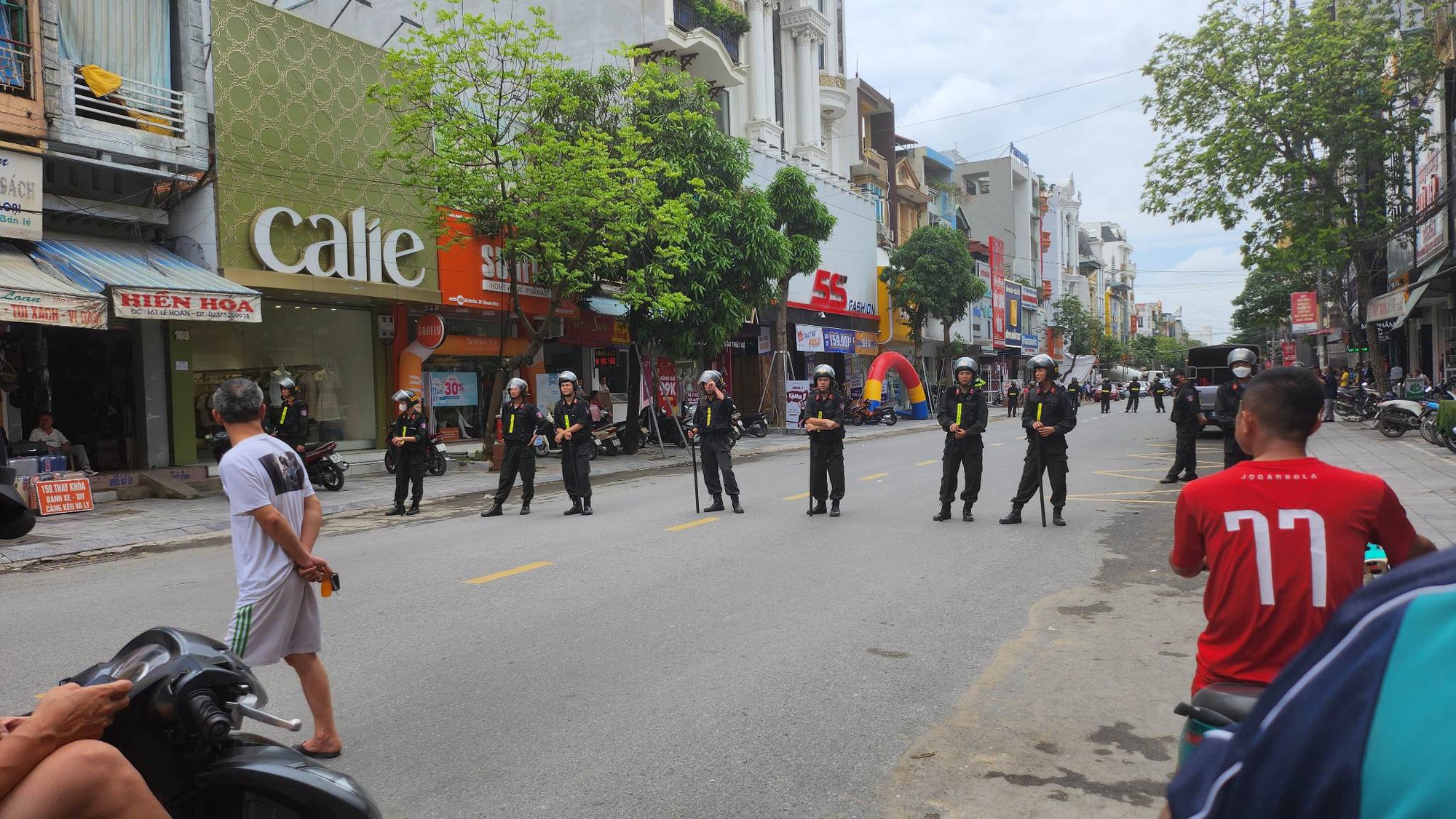 CLIP: Hàng chục cảnh sát xuất hiện trước nhà trùm giang hồ Tuấn thần đèn ở Thanh Hóa - Ảnh 6.