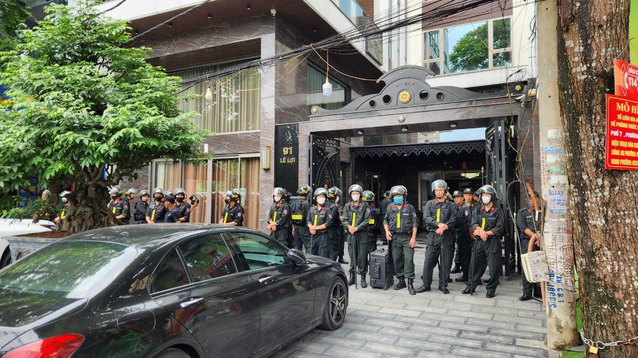 CLIP: Hàng chục cảnh sát xuất hiện trước nhà trùm giang hồ Tuấn thần đèn ở Thanh Hóa - Ảnh 10.
