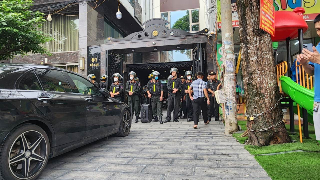 CLIP: Hàng chục cảnh sát xuất hiện trước nhà trùm giang hồ Tuấn thần đèn ở Thanh Hóa - Ảnh 9.