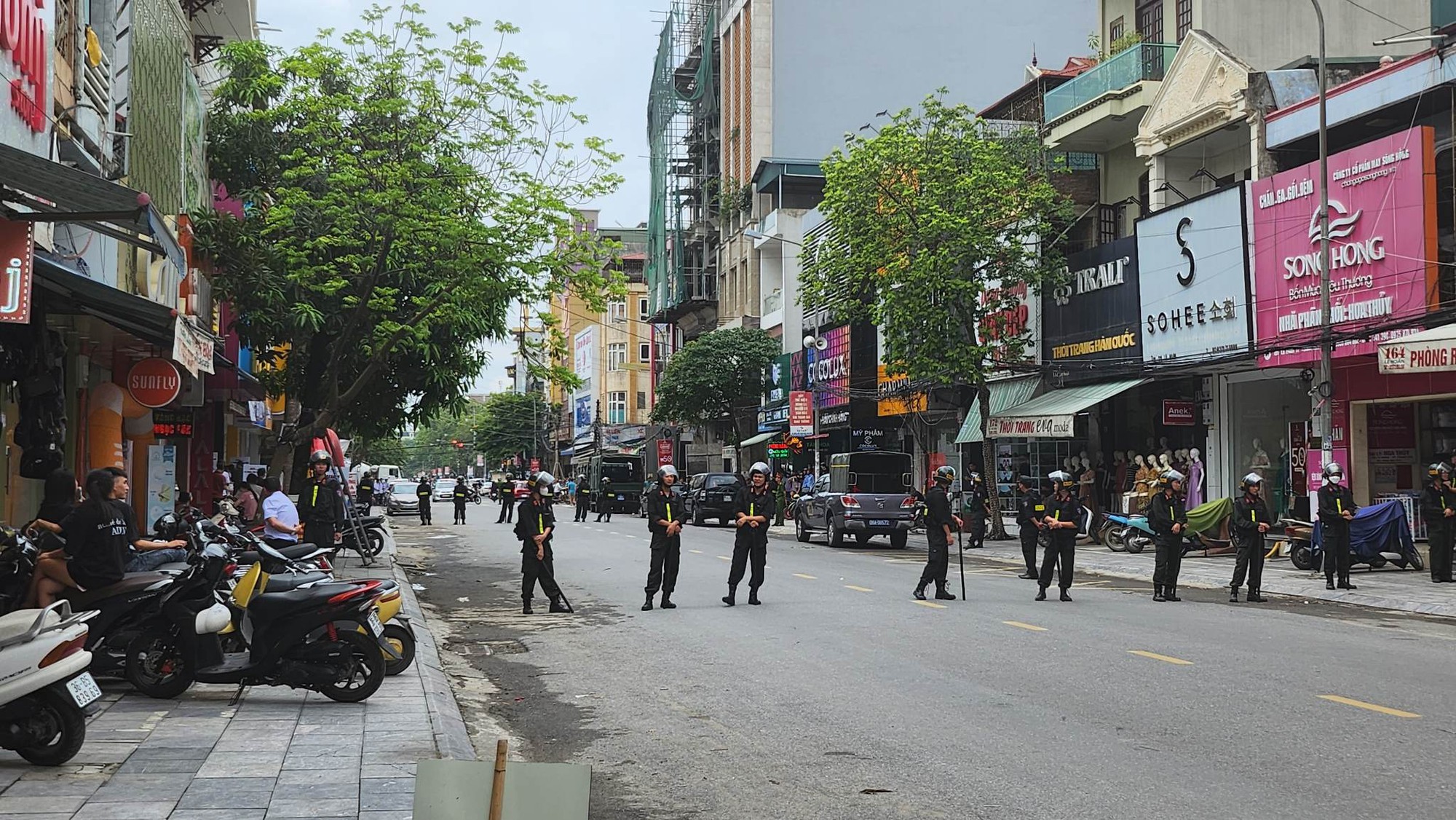 CLIP: Hàng chục cảnh sát xuất hiện trước nhà trùm giang hồ Tuấn thần đèn ở Thanh Hóa - Ảnh 3.