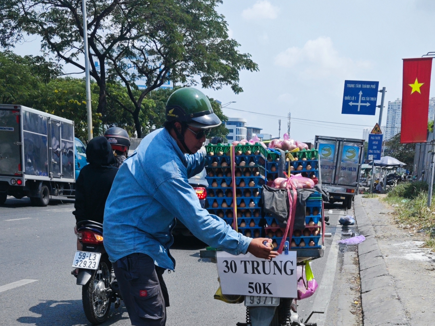 Trứng gà giá rẻ tràn xuống đường ở TP HCM - Ảnh 1.