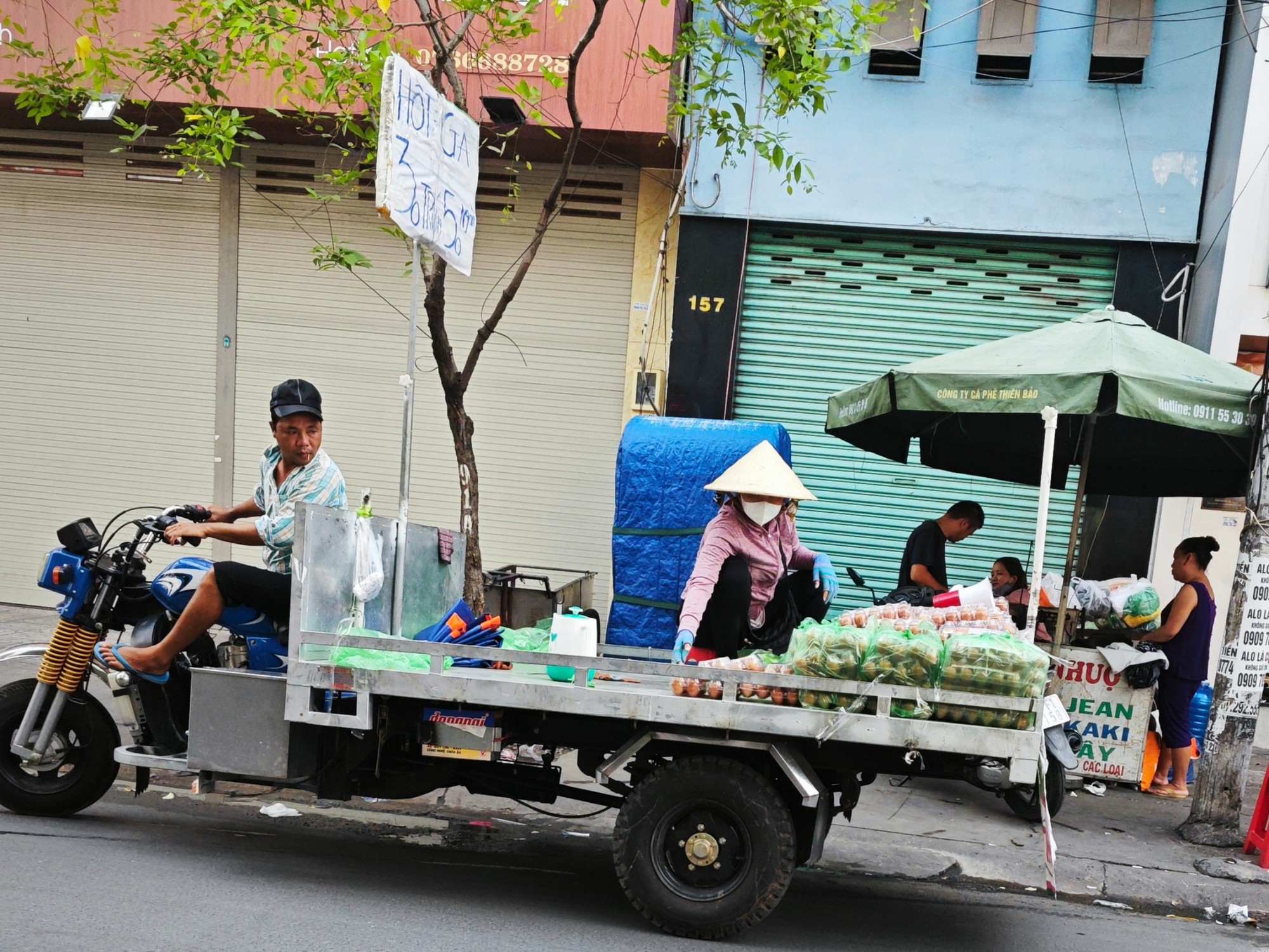 Trứng gà giá rẻ tràn xuống đường ở TP HCM - Ảnh 3.