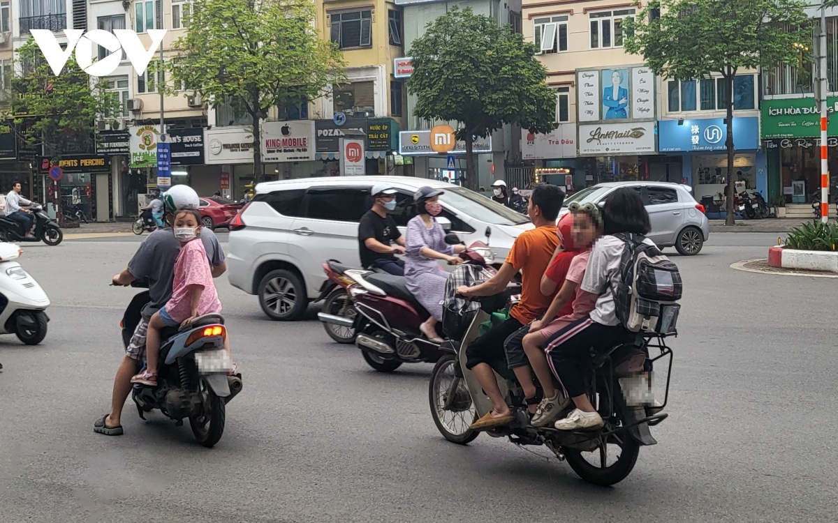 Nhiều phụ huynh Hà Nội không đội mũ bảo hiểm, lượn lách trong giờ tan tầm đi đón con - Ảnh 5.