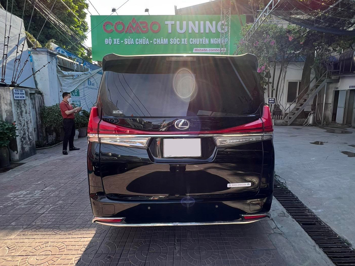 Chỉ mất 3 ngày, tốn 300 triệu, thợ Việt lột xác Toyota Alphard trông giống hệt Lexus LM giá hơn 7 tỷ, nhìn ngoài khó phân biệt nổi hàng độ - Ảnh 2.