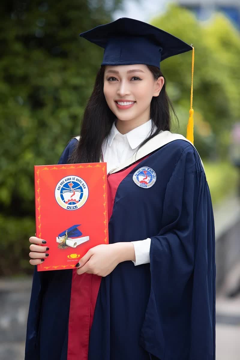 &quot;Choáng&quot; trước list khóa học mà Á hậu Phương Nga đang theo đuổi ở tuổi 25: Thêm một bằng Đại học, tiếng Hàn và ti tỉ thứ khác - Ảnh 2.