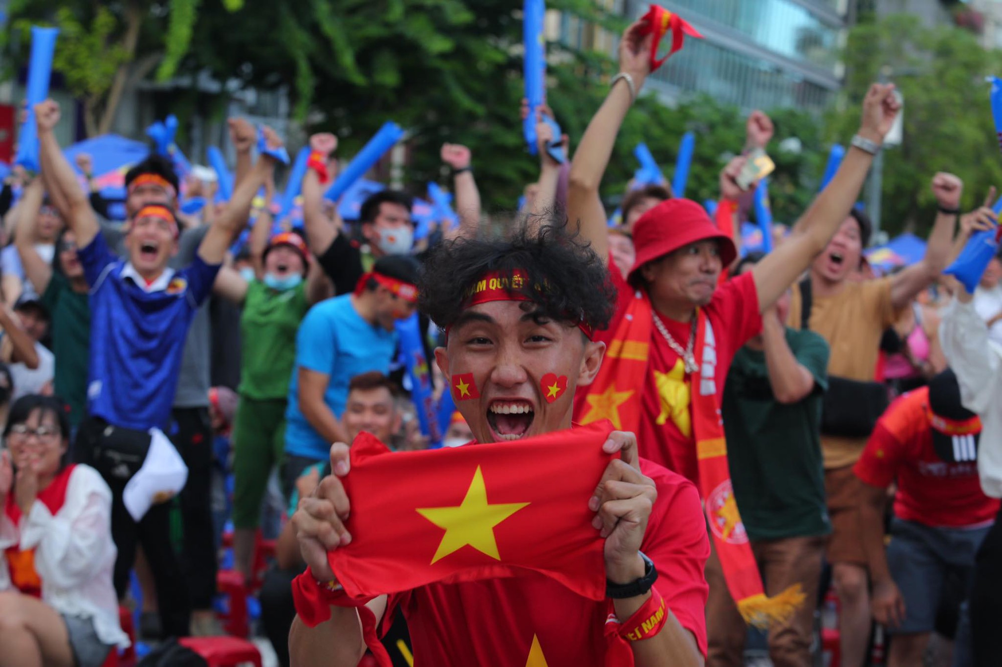CĐV vỡ oà, hò reo ăn mừng trên phố đi bộ Nguyễn Huệ khi U22 Việt Nam quân bình tỷ số trước Indonesia - Ảnh 7.