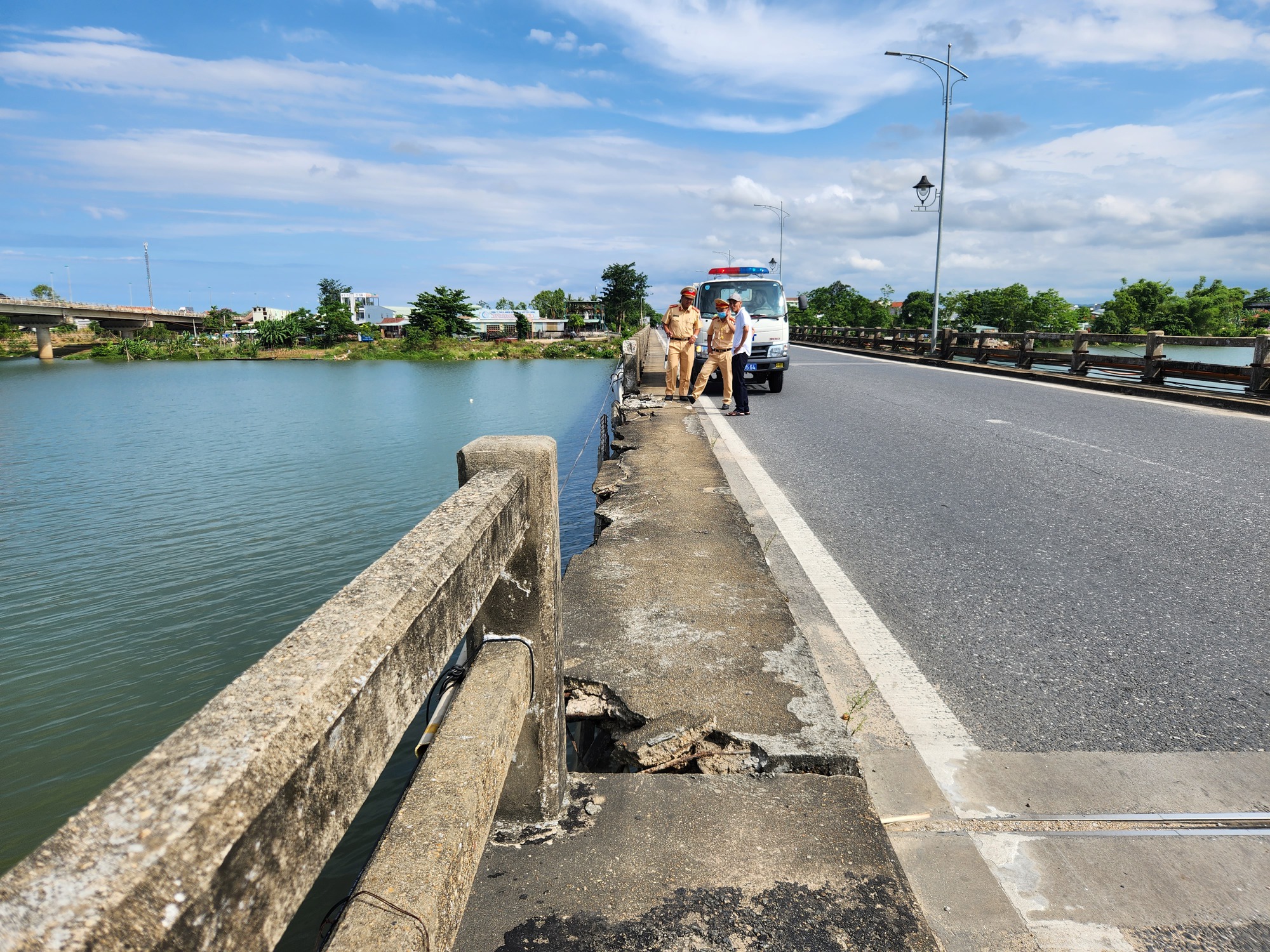 Hình ảnh một cây cầu ở Quảng Nam bất ngờ đứt gãy lan can - Ảnh 1.
