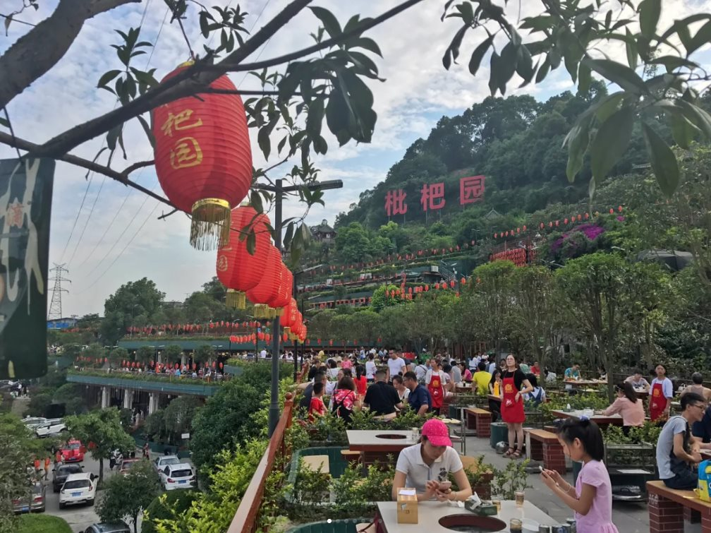 Ngỡ ngàng nhà hàng lẩu lớn nhất thế giới tại Trung Quốc: Chiếm gọn ngọn đồi phục vụ gần 6.000 người, tìm chỗ giữa 800 bàn là cả thử thách, khách than ‘ăn xong xuống bãi xe đã đói’ - Ảnh 4.