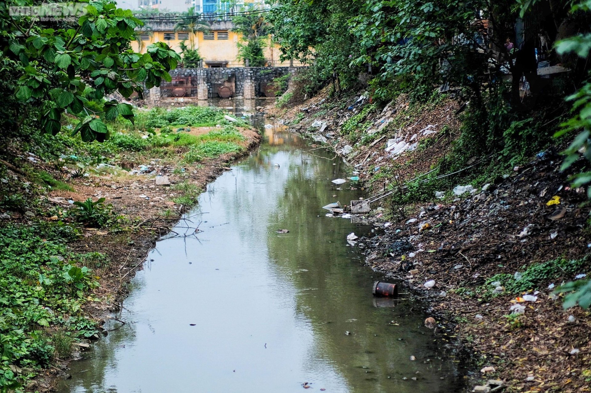 Hàng loạt mương thối bốc mùi giữa Hà Nội, bủa vây người dân - Ảnh 15.