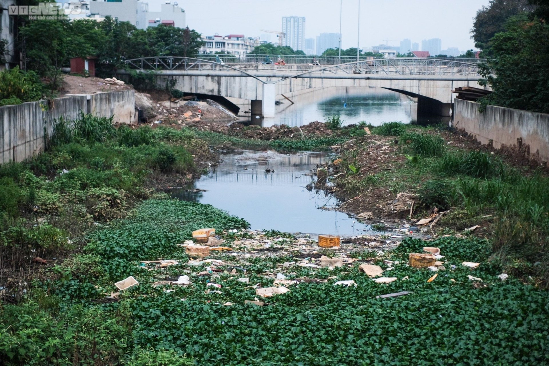 Hàng loạt mương thối bốc mùi giữa Hà Nội, bủa vây người dân - Ảnh 11.