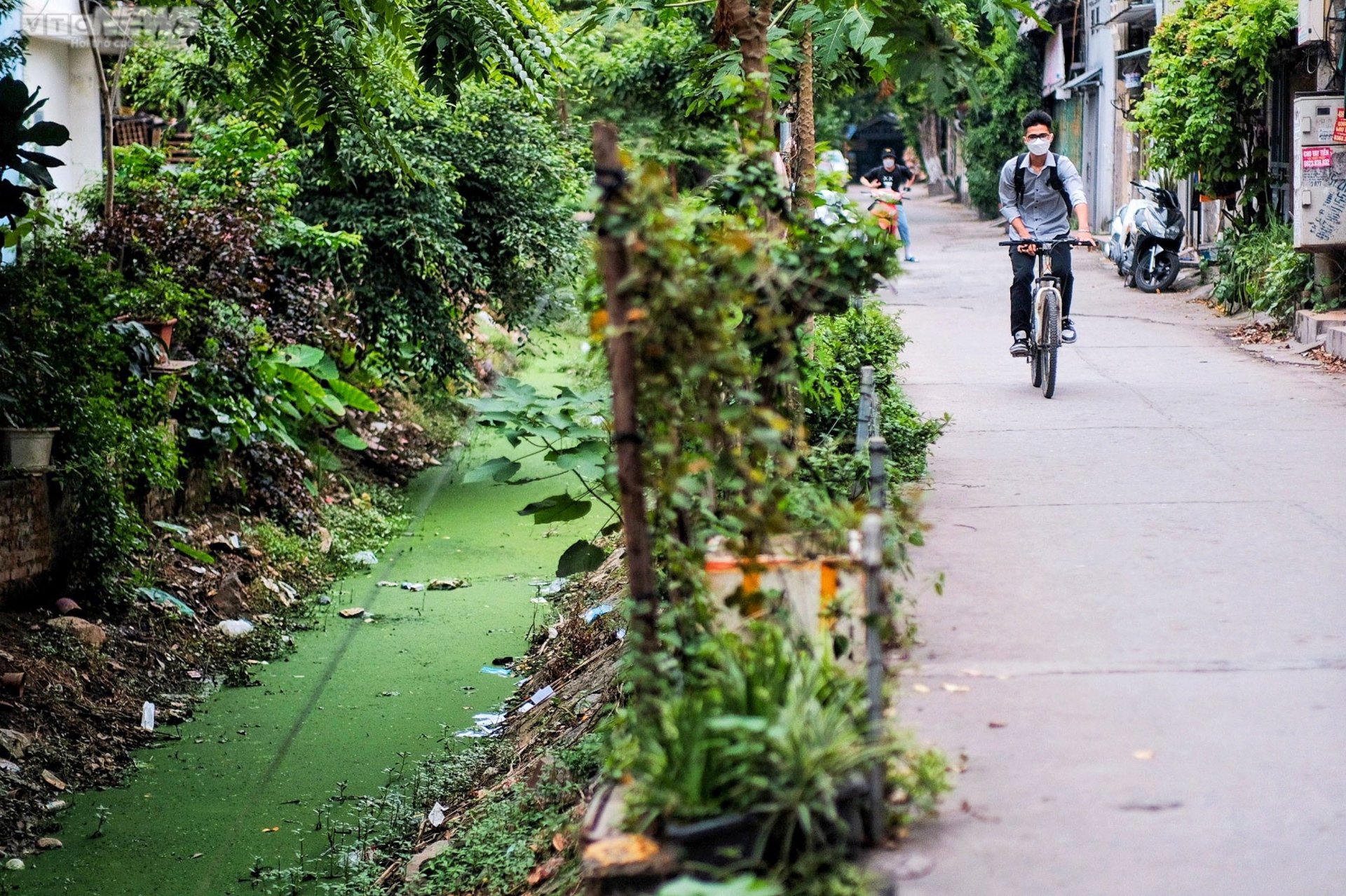 Hàng loạt mương thối bốc mùi giữa Hà Nội, bủa vây người dân - Ảnh 7.