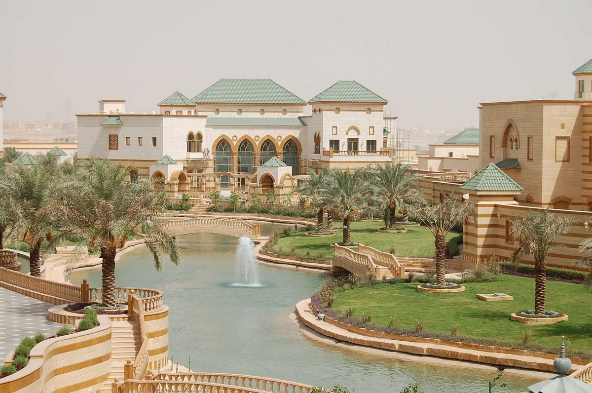 Soi khối tài sản khổng lồ của hoàng tử Alwaleed bin Talal - người giàu nhất Ả Rập Xê Út  - Ảnh 11.