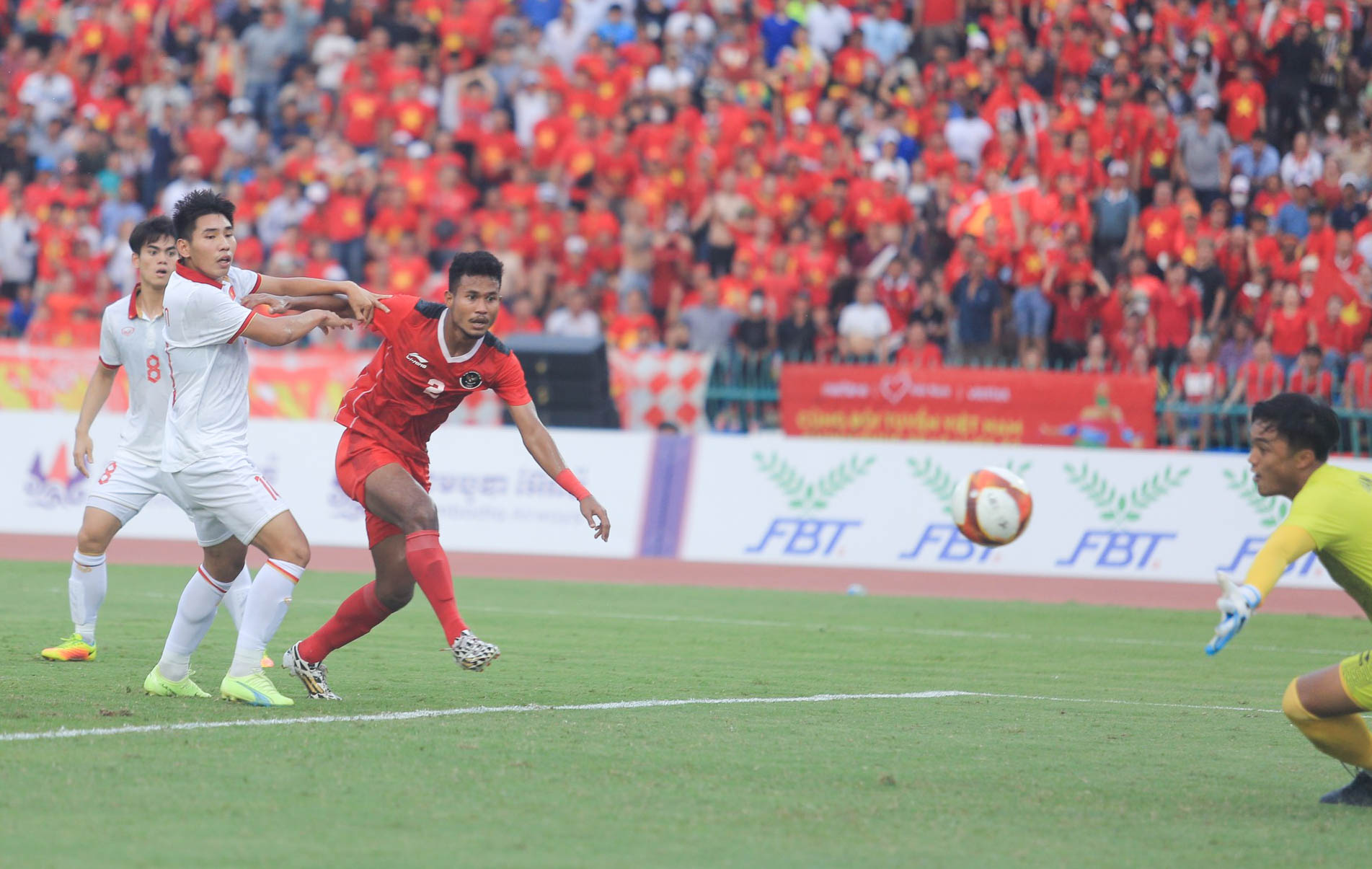 Tuyển thủ U22 Việt Nam nằm sân ôm nhau ăn mừng cực hài khi U22 Indonesia nhận bàn phản lưới nhà - Ảnh 1.